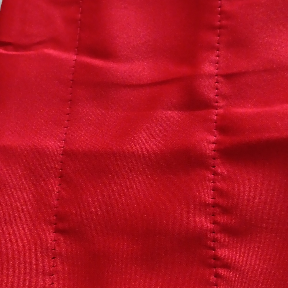 Red Drapes - Picture 2 of 6